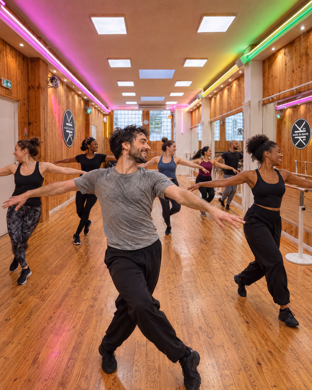 Modern jazz adultes : des adultes en tour, bras qui s’ouvrent, dans la salle 1 de Gambetta.