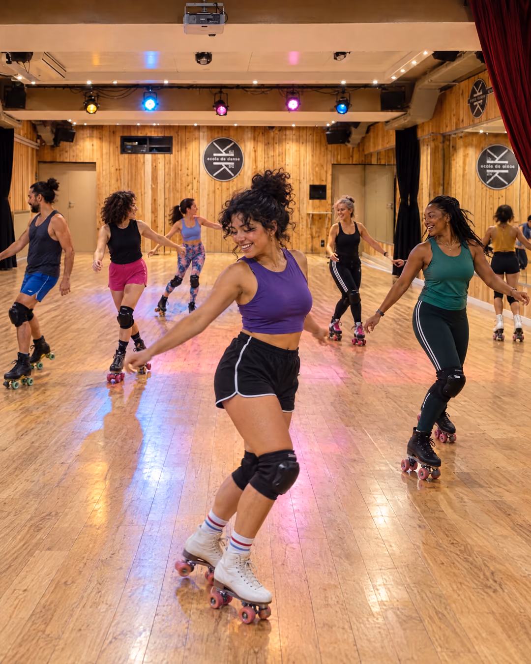 Roller dance : des adultes en patins à quatre roues glissent et tournent sous les projecteurs du Studio des Rigoles.