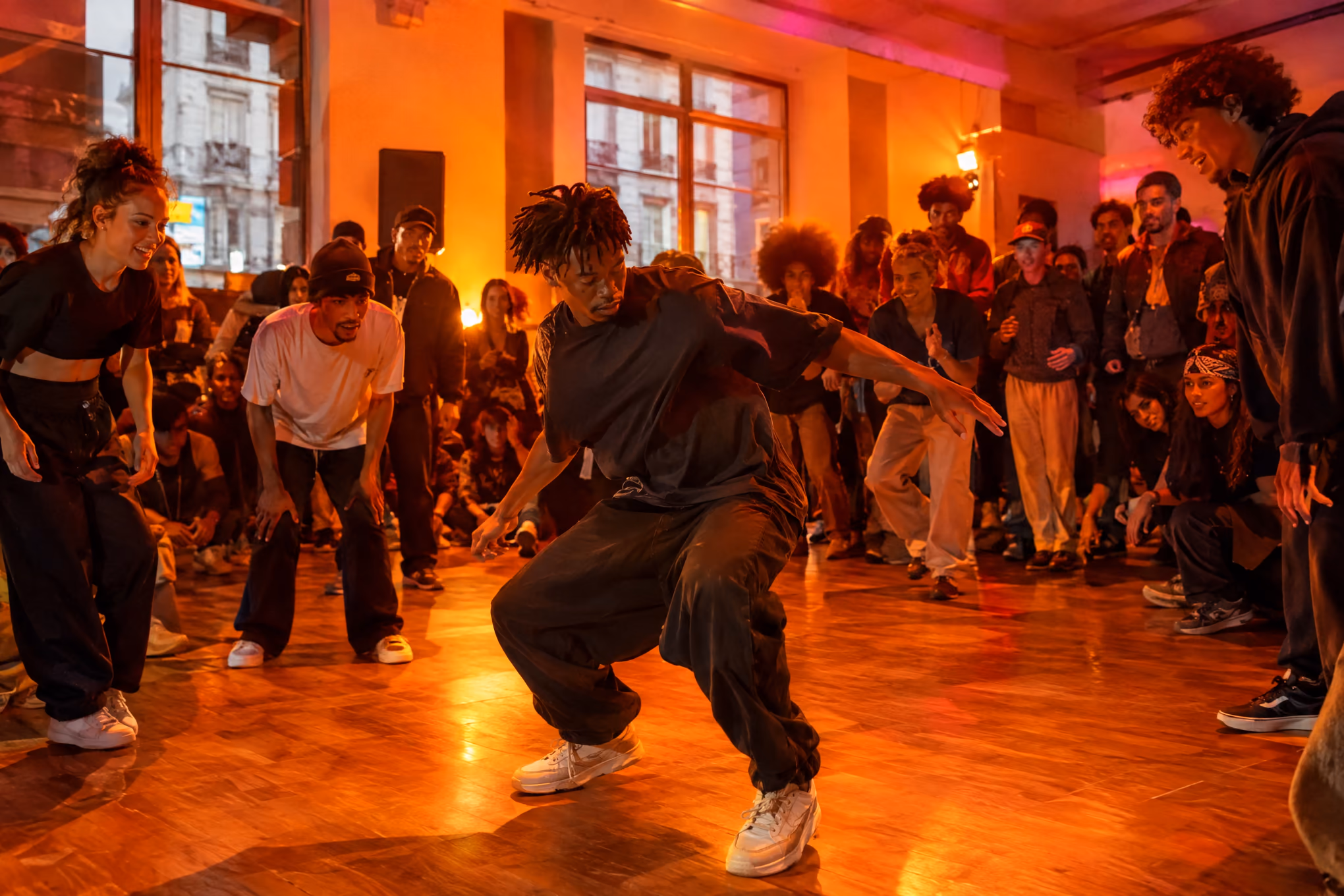 Danseurs en freestyle, lumière orange.
