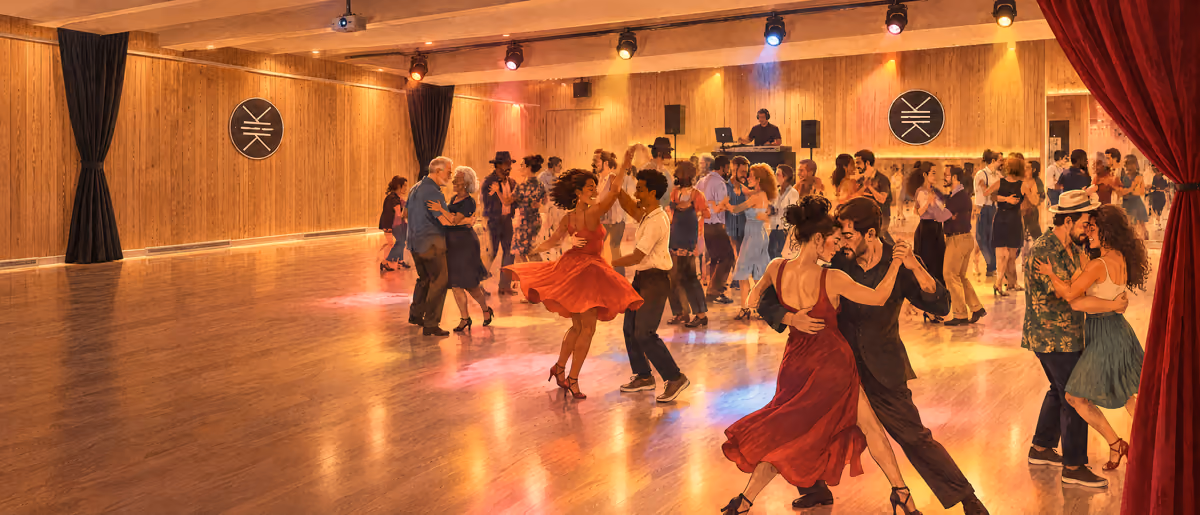 Illustration : un soir de bal au Studio des Rigoles, des couples de tous âges et de toutes origines dansent tango, salsa et forró sur le parquet couleur miel, sous les projecteurs roses et dorés, devant le rideau de velours rouge et les médaillons du logo de l’école.