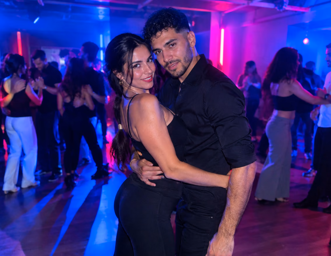 Couple posant en soirée bachata, ambiance boîte de nuit.